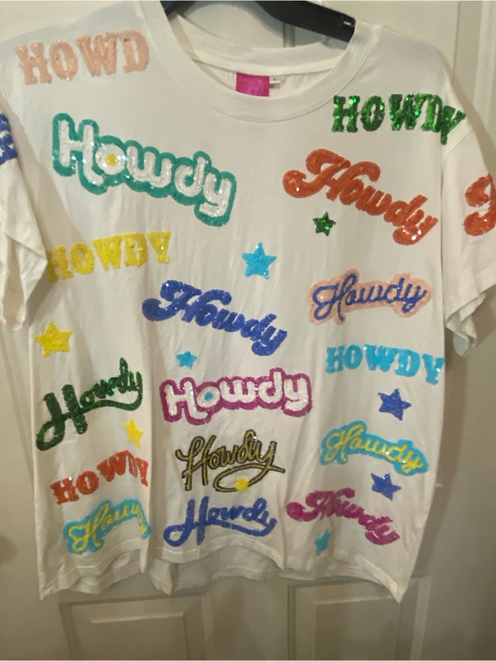QUEEN OF SPARKLES White 'Howdy' Multicolor Appliqué Short Sleeve Tee - Picture 1 of 2